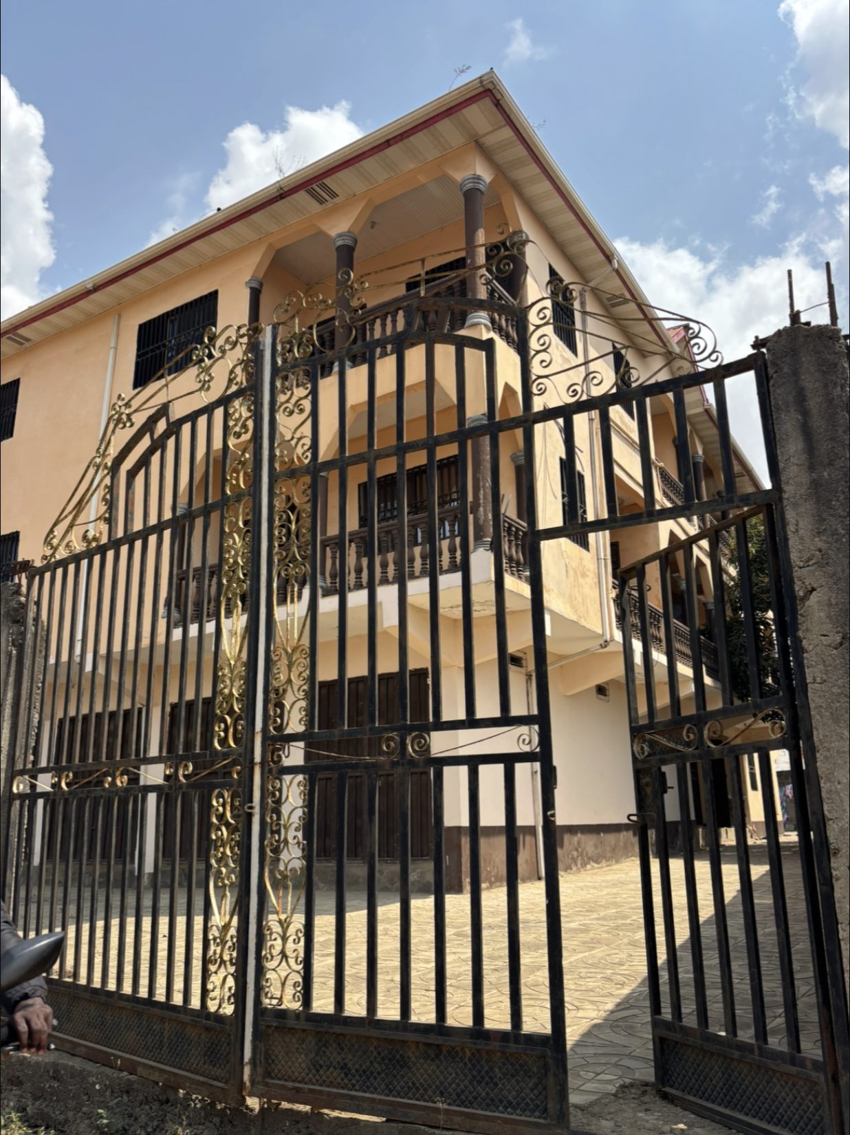 Spacious 11 bedrooms multi-apartment property for Sale – Banga Farm, Waterloo